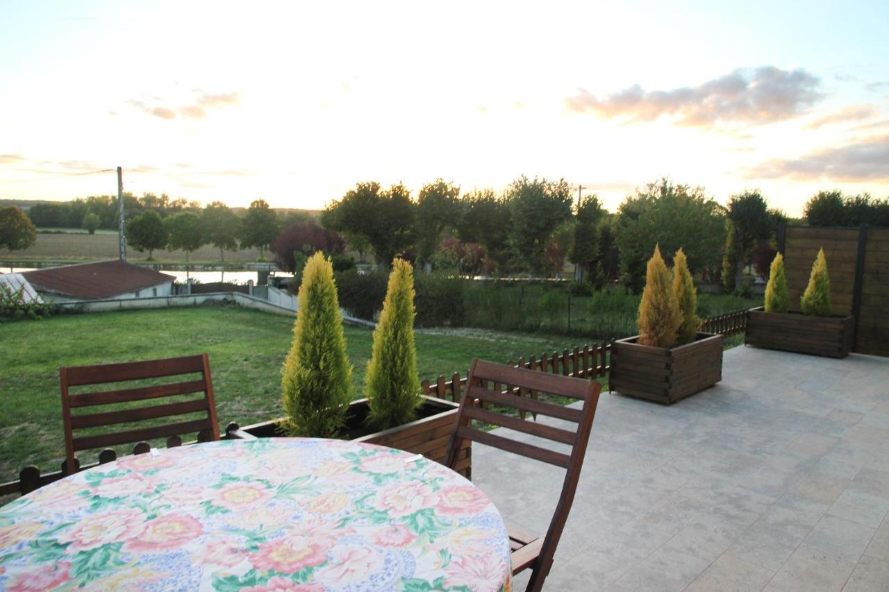 La Maison Et Son Jardin Sur Le Canal De Bourgogne Ravieres 외부 사진