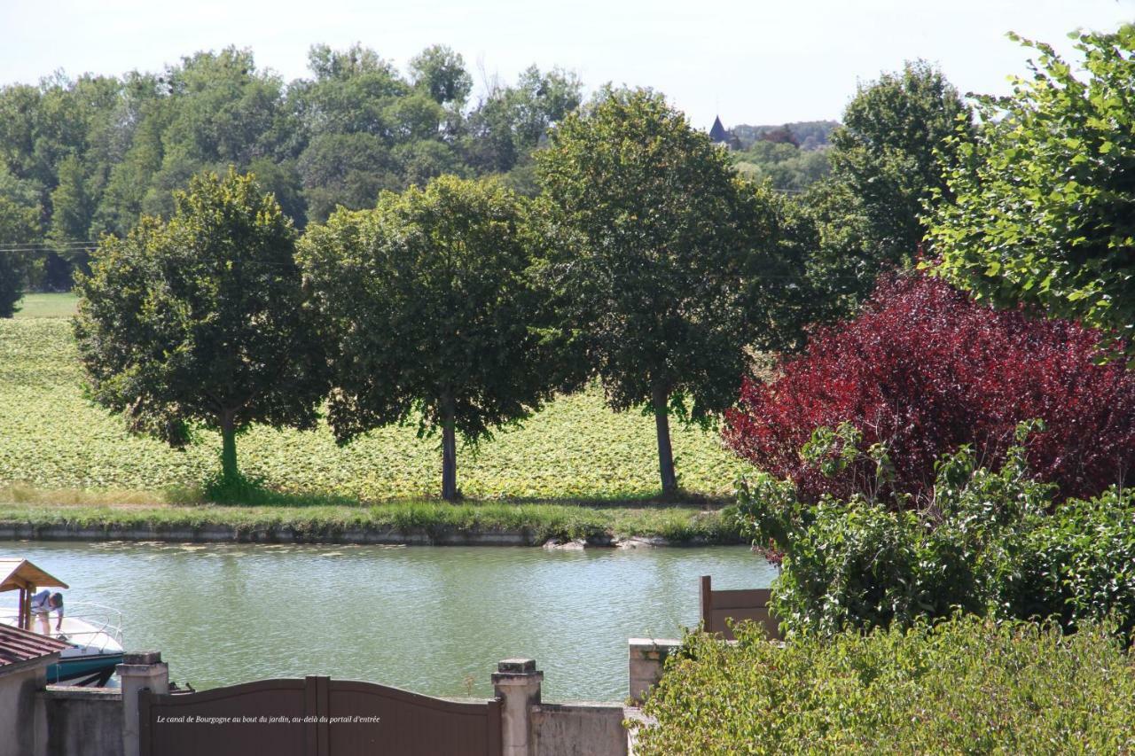 La Maison Et Son Jardin Sur Le Canal De Bourgogne Ravieres 외부 사진