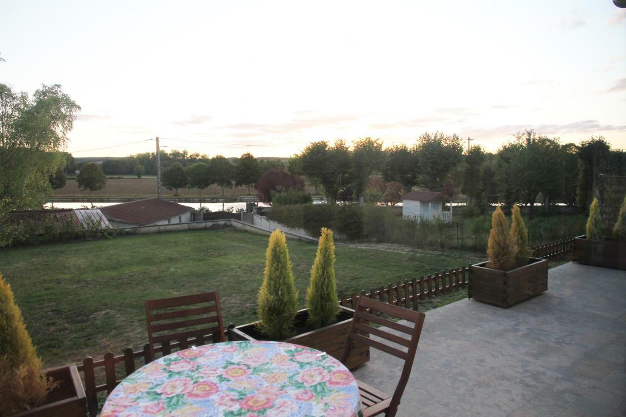 La Maison Et Son Jardin Sur Le Canal De Bourgogne Ravieres 외부 사진